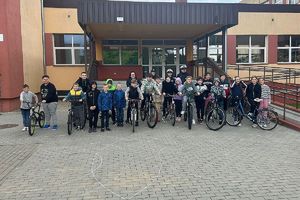 wspólne zdjęcie policjantów z uczniami