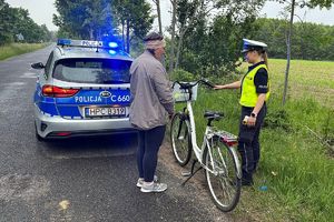 policjantka rozmawia z właścicielka roweru