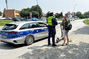 policjant rozmawia z właścicielem hulajnogi
