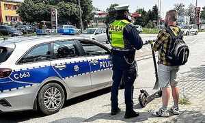 policjant rozmawia z właścicielem hulajnogi