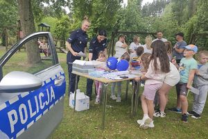 policjantki rozmawiają z dziećmi przy policyjnym stoisku