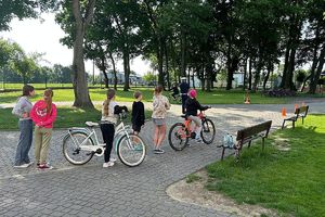 dzieci czekają w kolejce na swoją kolej do zdania egzaminu