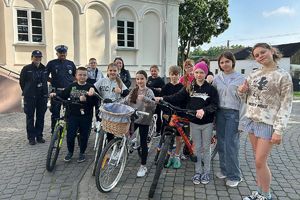 wspólne zdjęcie dzieci z policjantami