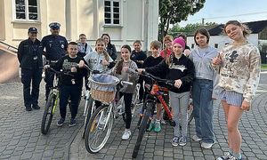 wspólne zdjęcie dzieci z policjantami