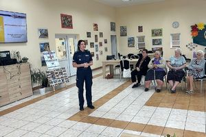 policjantka rozmawia z seniorami