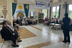 policjantka rozmawia z seniorami