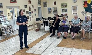 policjantka rozmawia z seniorami