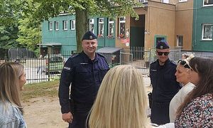 policjanci rozmawiają z nauczycielami