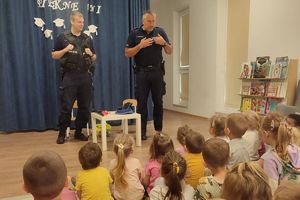 policjanci rozmawiają z przedszkolakami