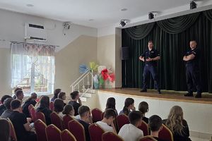 policjanci rozmawiają z uczniami