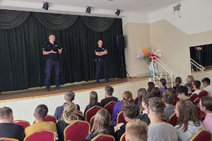 policjanci rozmawiają z uczniami
