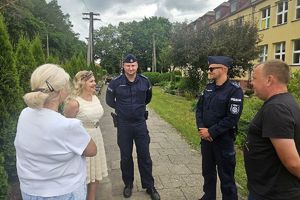 policjanci rozmawiają z nauczycielami