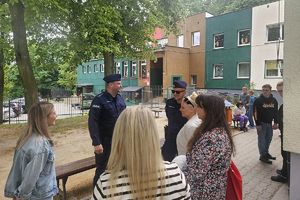 policjanci rozmawiają z nauczycielami
