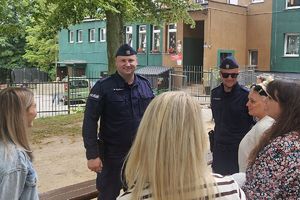 policjanci rozmawiają z nauczycielami