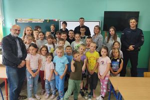 wspólne zdjęcie policjantów z uczniami