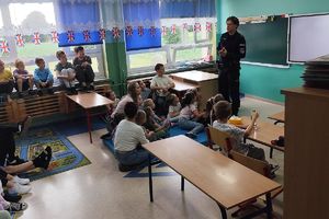 policjant rozmawia z uczniami