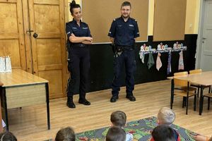 policjanci na spotkaniu z dziećmi