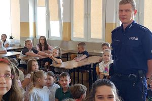policjant z uczniami