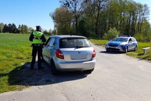 policjant kontroluje kierującego