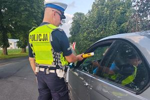 policjant sprawdza trzeźwość kierowcy