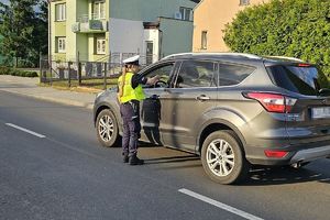 policjantka sprawdza trzeźwość kierującego