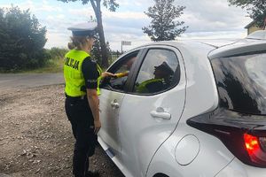 policjantka sprawdza trzeźwość kierującego
