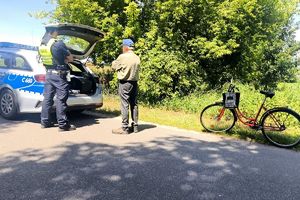 policjant rozmawia z rowerzystą