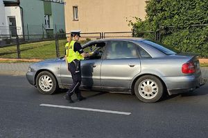 policjantka sprawdza trzeźwość kierującego