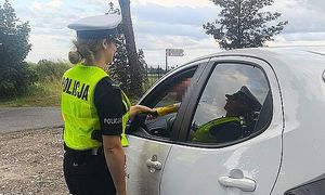 policjantka sprawdza trzeźwość kierującego