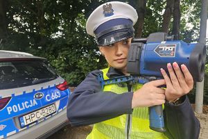 policjantka mierzy predkość