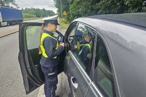 policjantka rozmawia z kierowcą