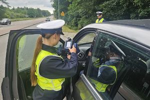 policjantka rozmawia z kierowcą i pokazuje wynik pomiaru