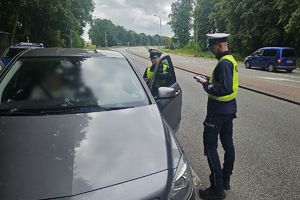 policjanci rozmawiają z kierowcą