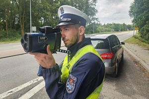 policjant mierzy prędkość