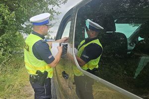 policjant rozmawia z kierowcą