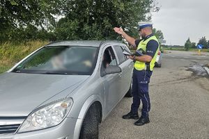 policjant rozmawia z kierowcą