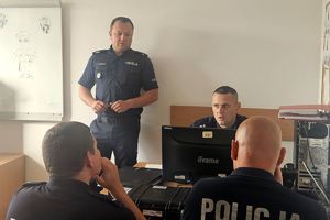 policjanci na odprawie