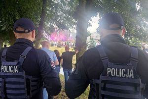 policjanci zabezpieczają festiwal