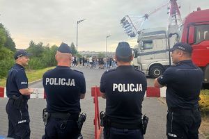 policjanci zabezpieczają festiwal