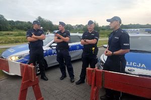 policjanci zabezpieczają festiwal