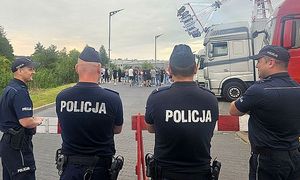 policjanci zabezpieczają festiwal