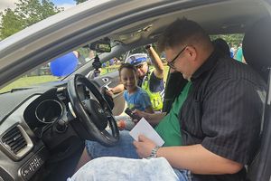 mężczyzna z chłopcem w radiowozie