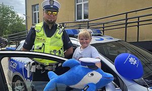 policjant z dziewczynką