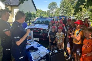 policjanci rozmawiają z dziećmi