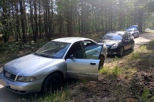 zatrzymane auto, za nim pojazd prywatny i radiowóz