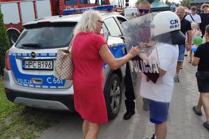 chłopiec ubiera strój szturmowy