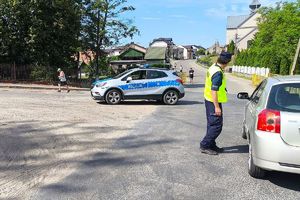 policjant zabezpiecza bieg
