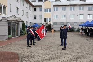Komendant wojewódzki policji w asyście dowódcy uroczystości wita się ze sztandarem jednostki