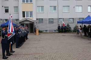zgromadzeni na placu policjanci odbierający nominacje oraz poczty - sztandarowy i flagowy