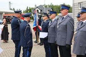 Zastępca Komendanta Wojewódzkiego Policji w Bydgoszczy z towarzyszeniem Komendanta Powiatowego Policji w Lipnie wręcza policjantom akty mianowania na wyższe stopnie służbowe